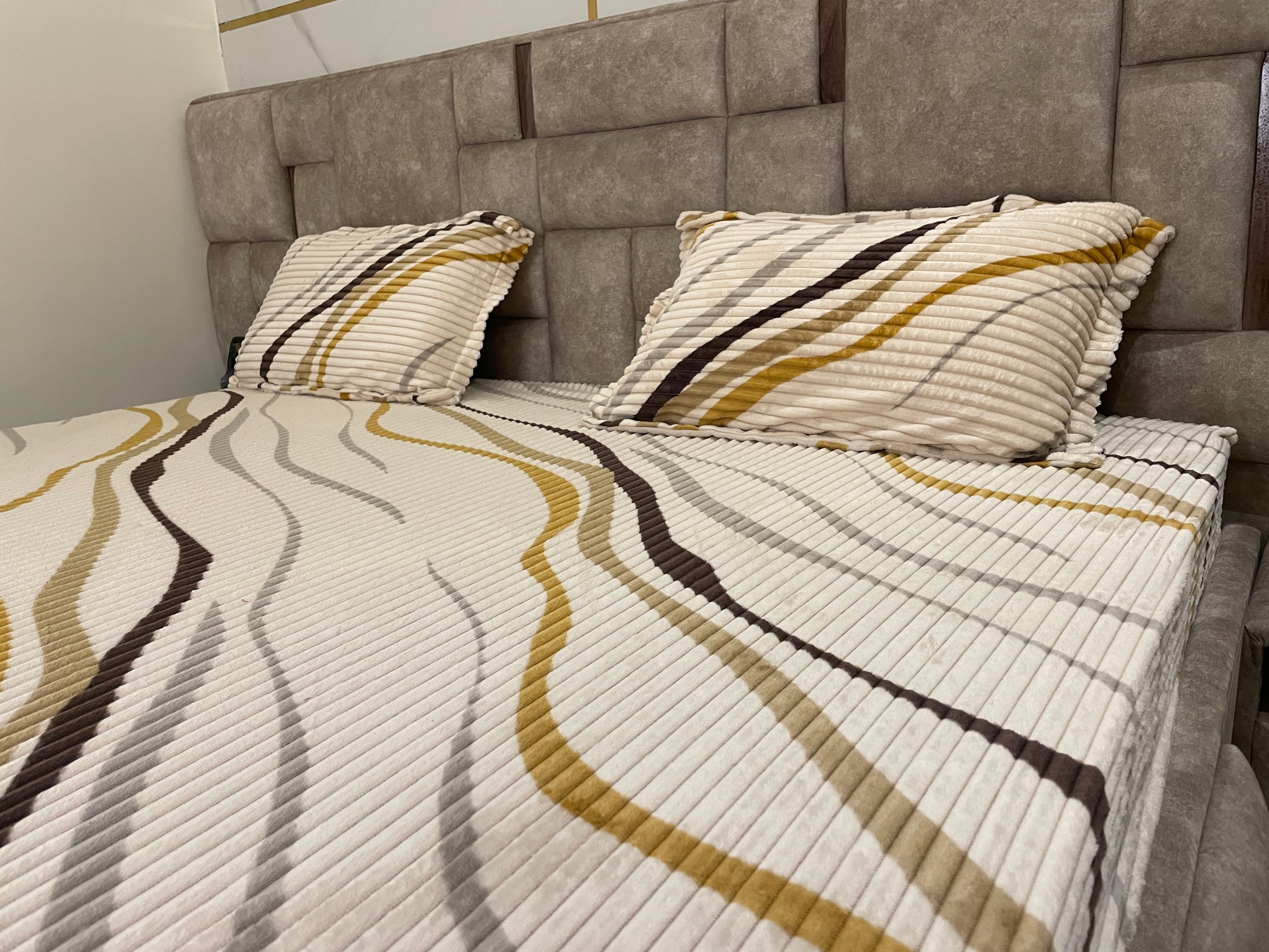 Premium Elastic Fitted Bedsheet with Pillow Covers – Elegant Stripe Design