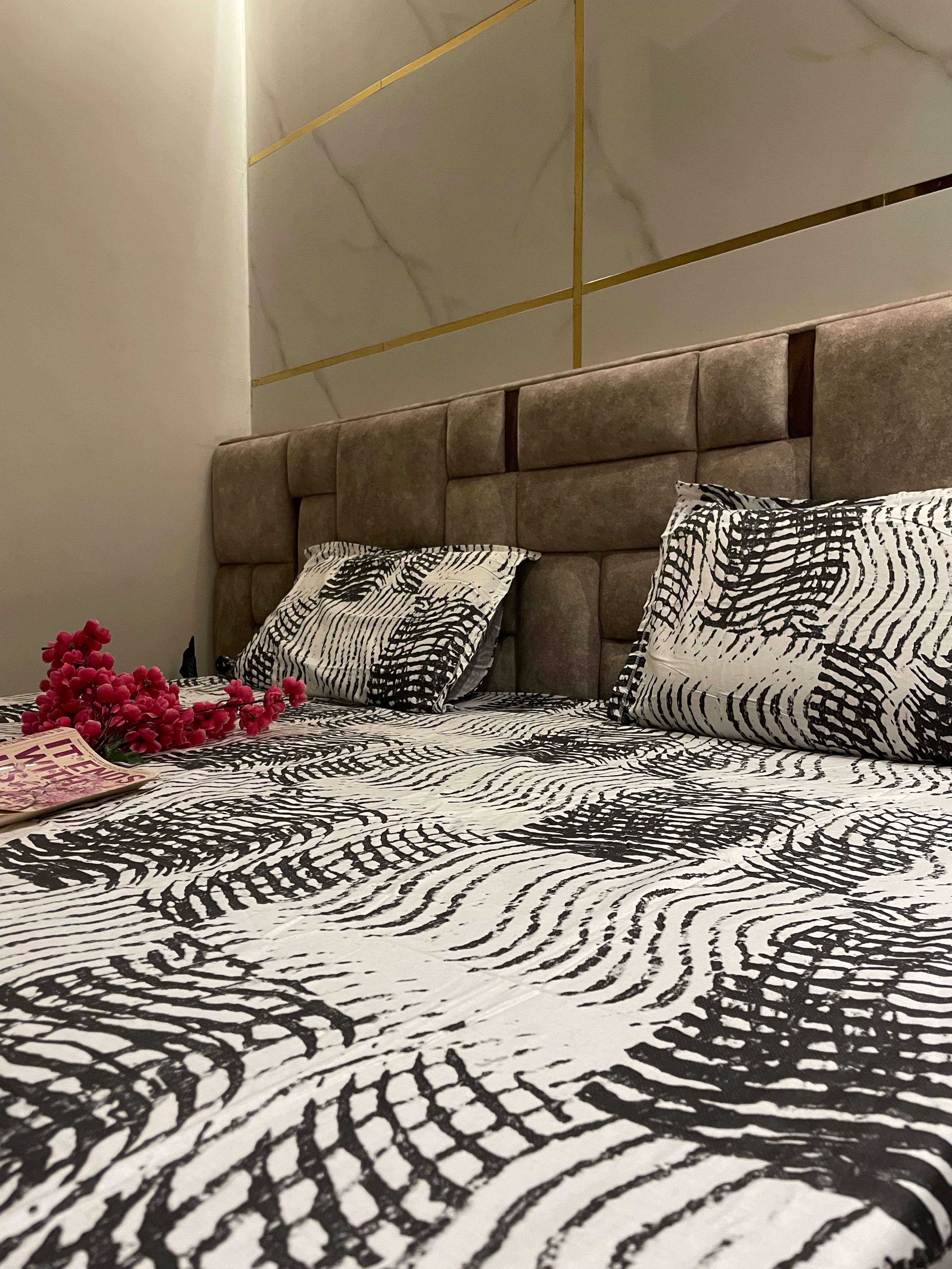 White black cotton fitted bedsheet