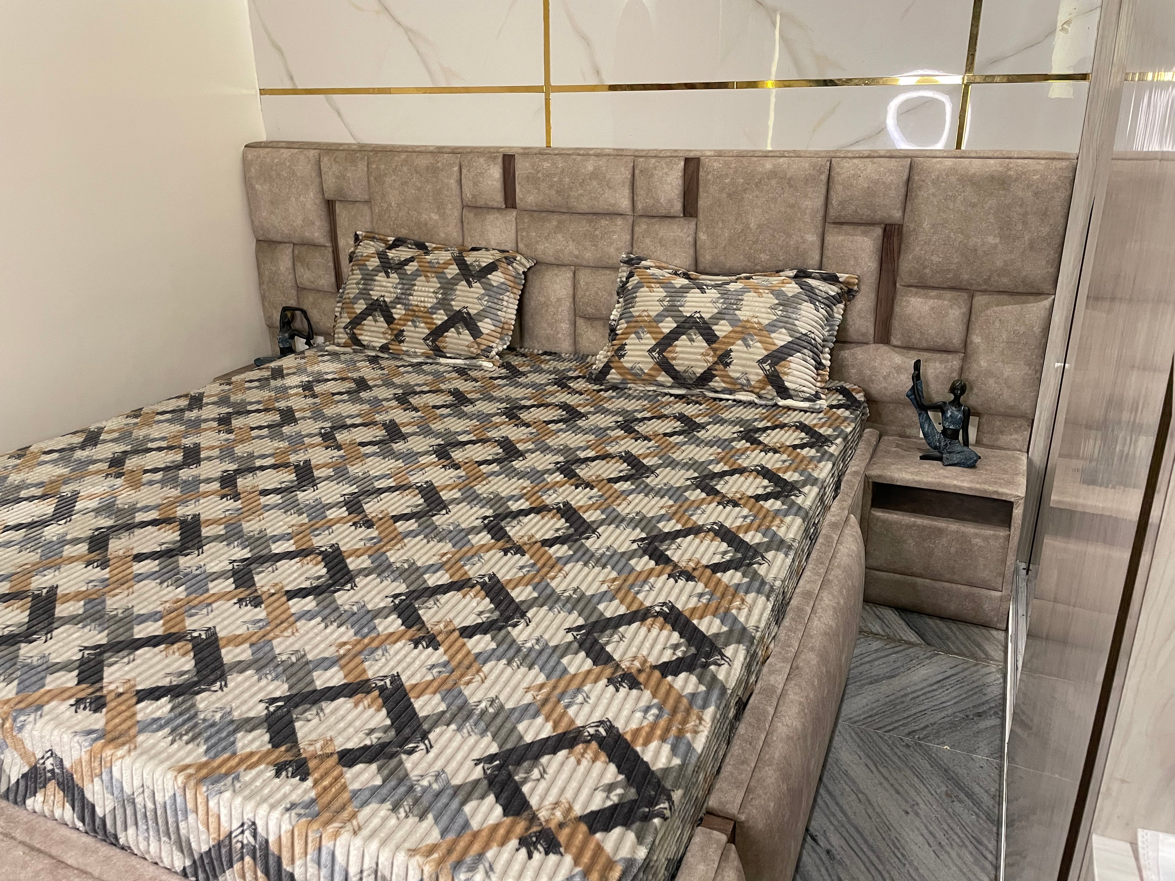 Premium Elastic Fitted Bedsheet with Pillow Covers – Modern Geometric Print