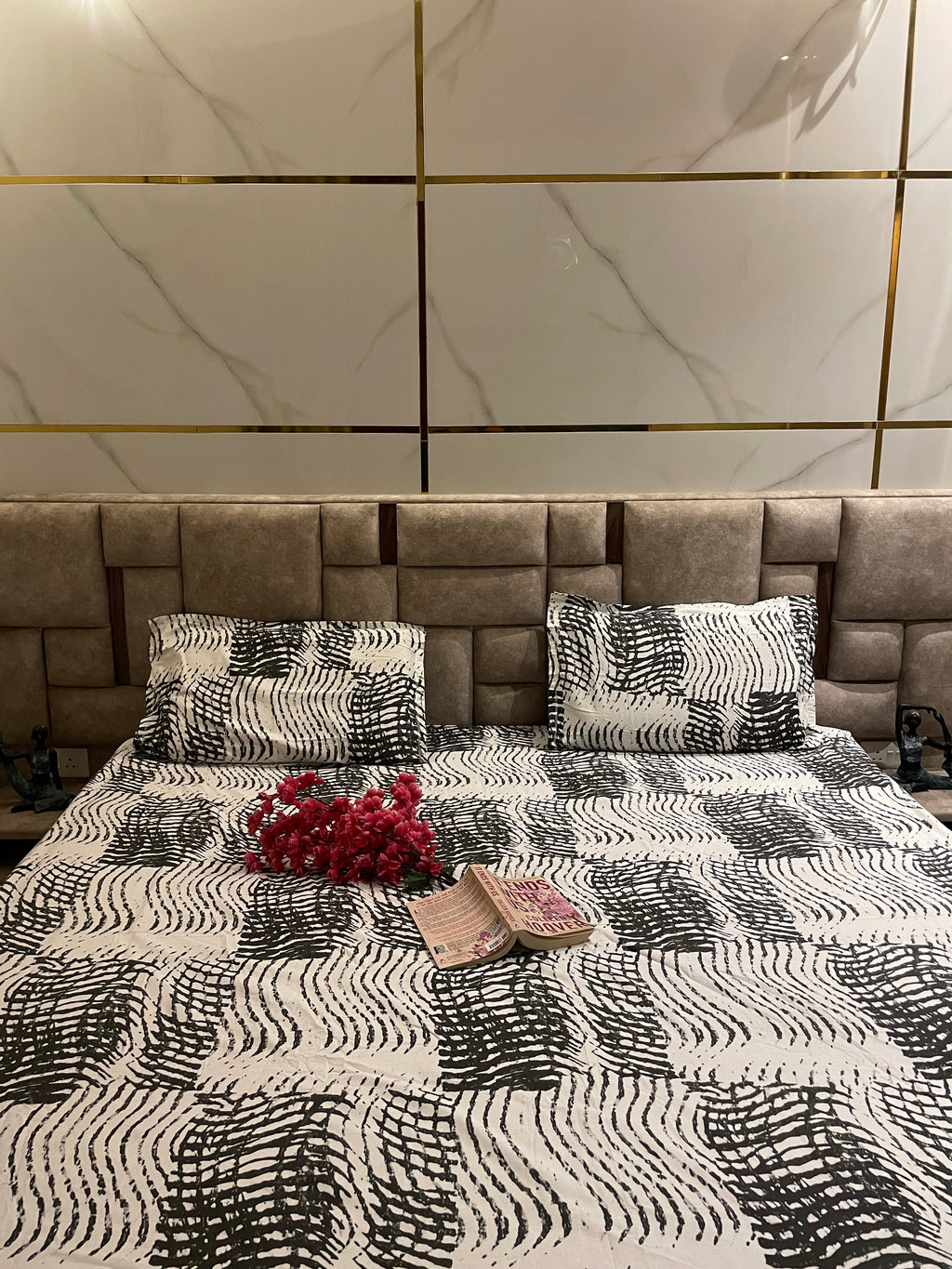 White black cotton fitted bedsheet