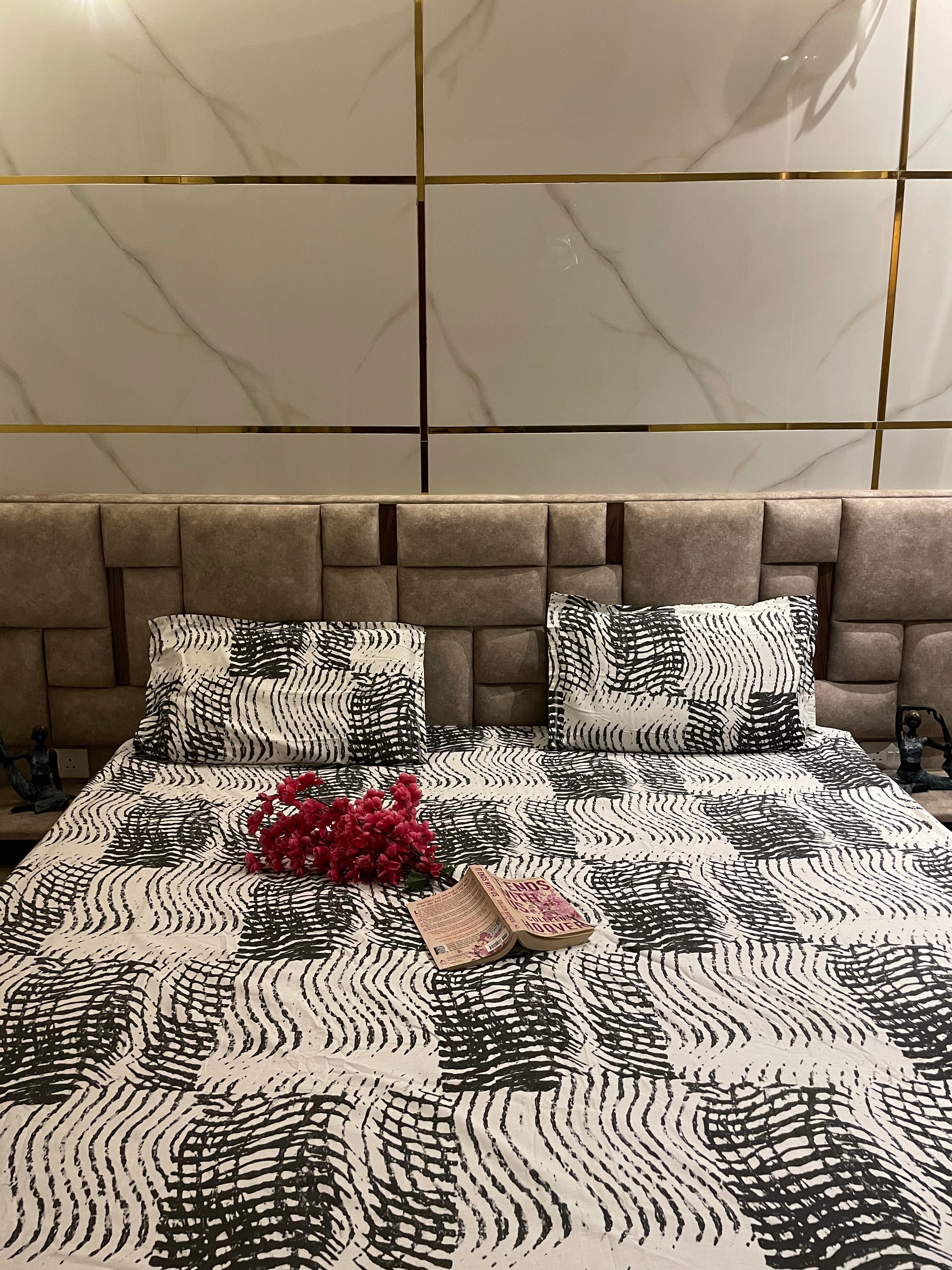 White black cotton fitted bedsheet