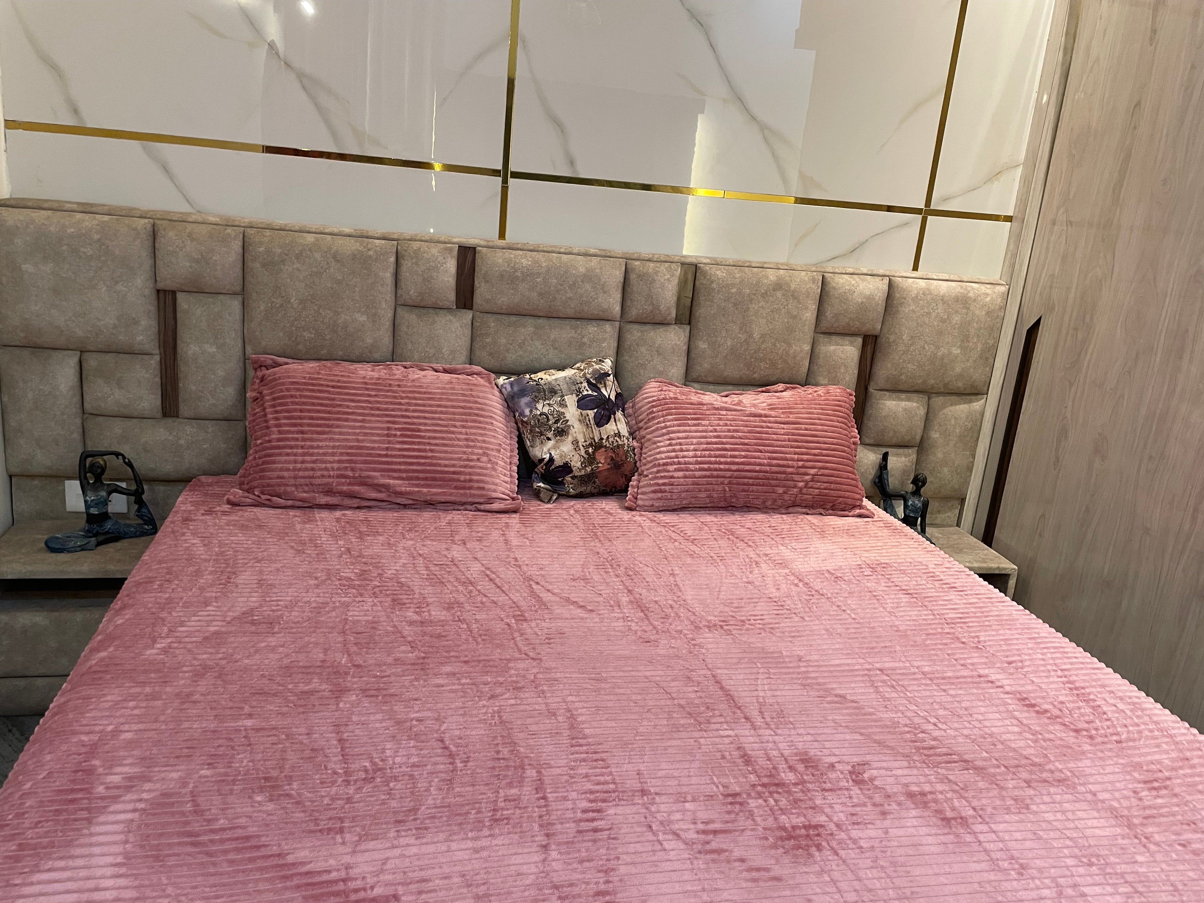 Experience premium elastic-fitted bedsheets by Fabrics by MS. 💚🛏️