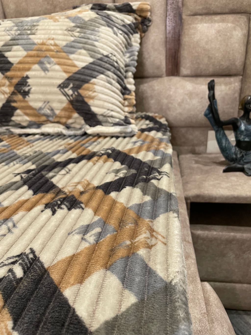 Premium Elastic Fitted Bedsheet with Pillow Covers – Modern Geometric Print