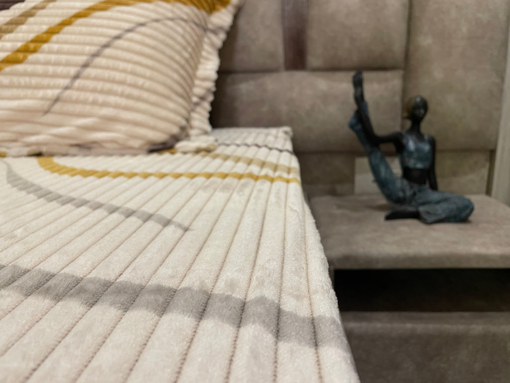 Premium Elastic Fitted Bedsheet with Pillow Covers – Elegant Stripe Design