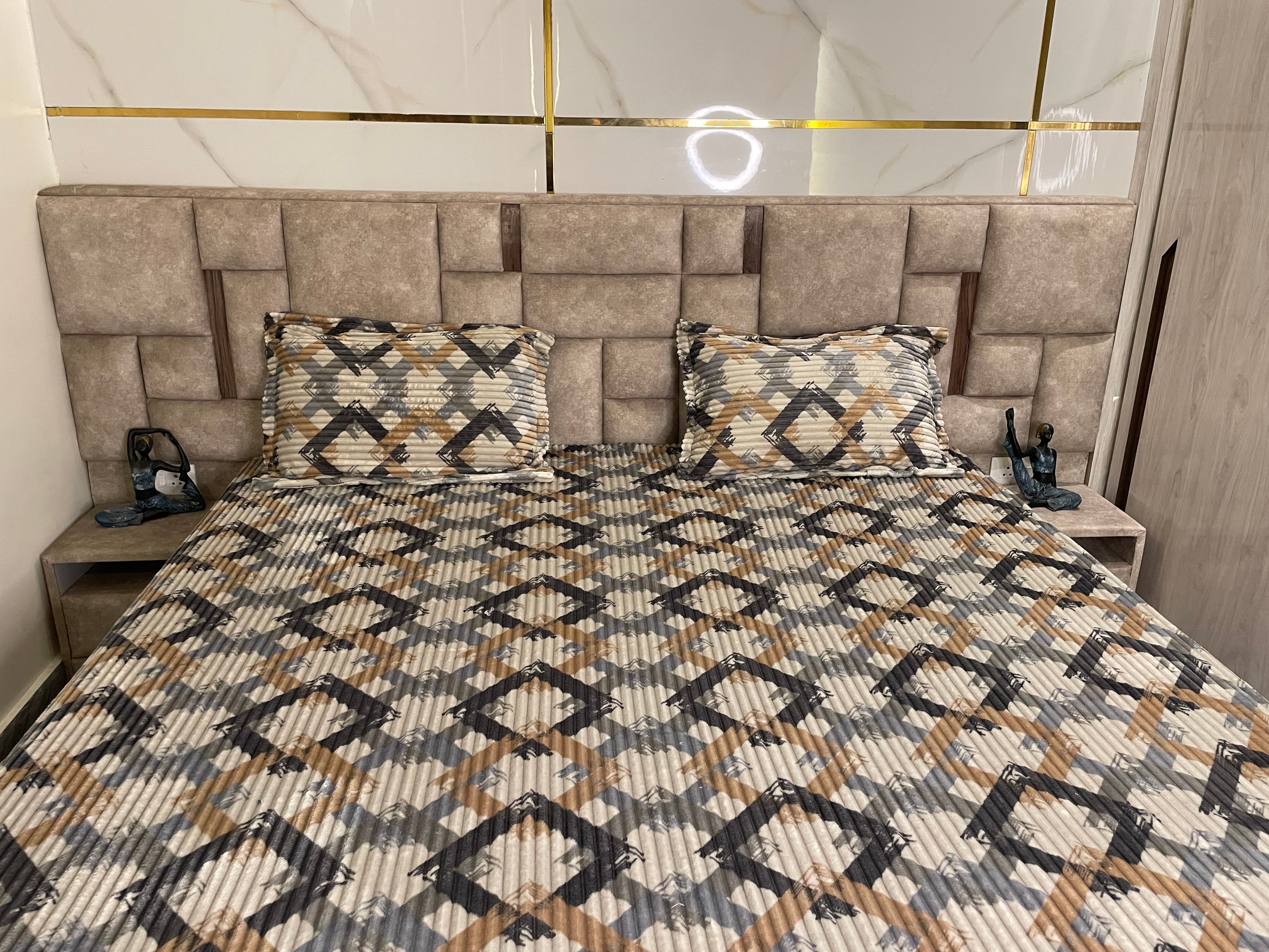 Premium Elastic Fitted Bedsheet with Pillow Covers – Modern Geometric Print