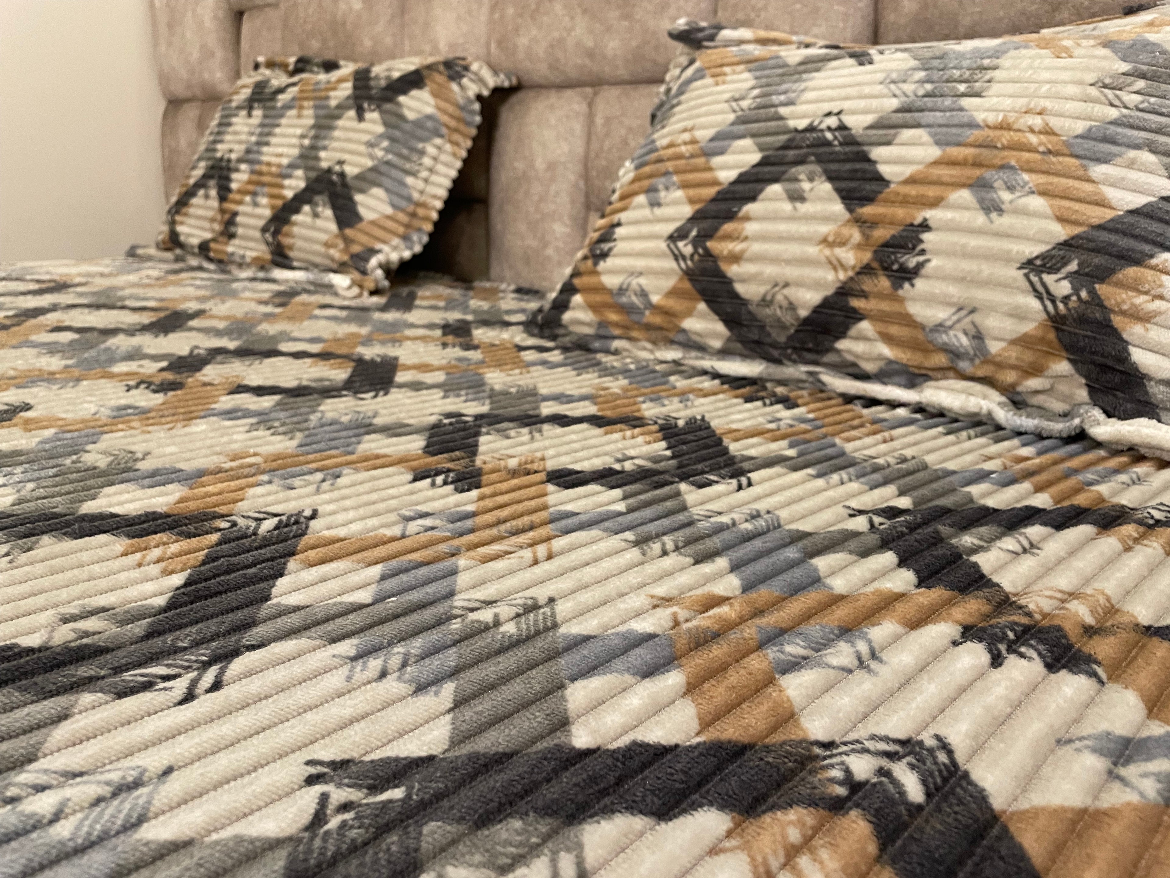 Premium Elastic Fitted Bedsheet with Pillow Covers – Modern Geometric Print