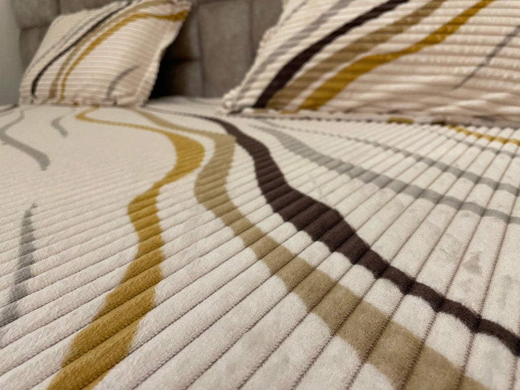 Premium Elastic Fitted Bedsheet with Pillow Covers – Elegant Stripe Design