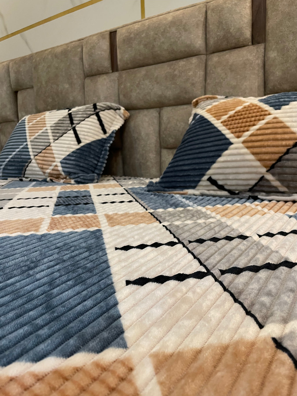 Checkered Velvet Ribbed Fitted Bedsheet Set – Blue, Beige & White | Winter Luxury Collection