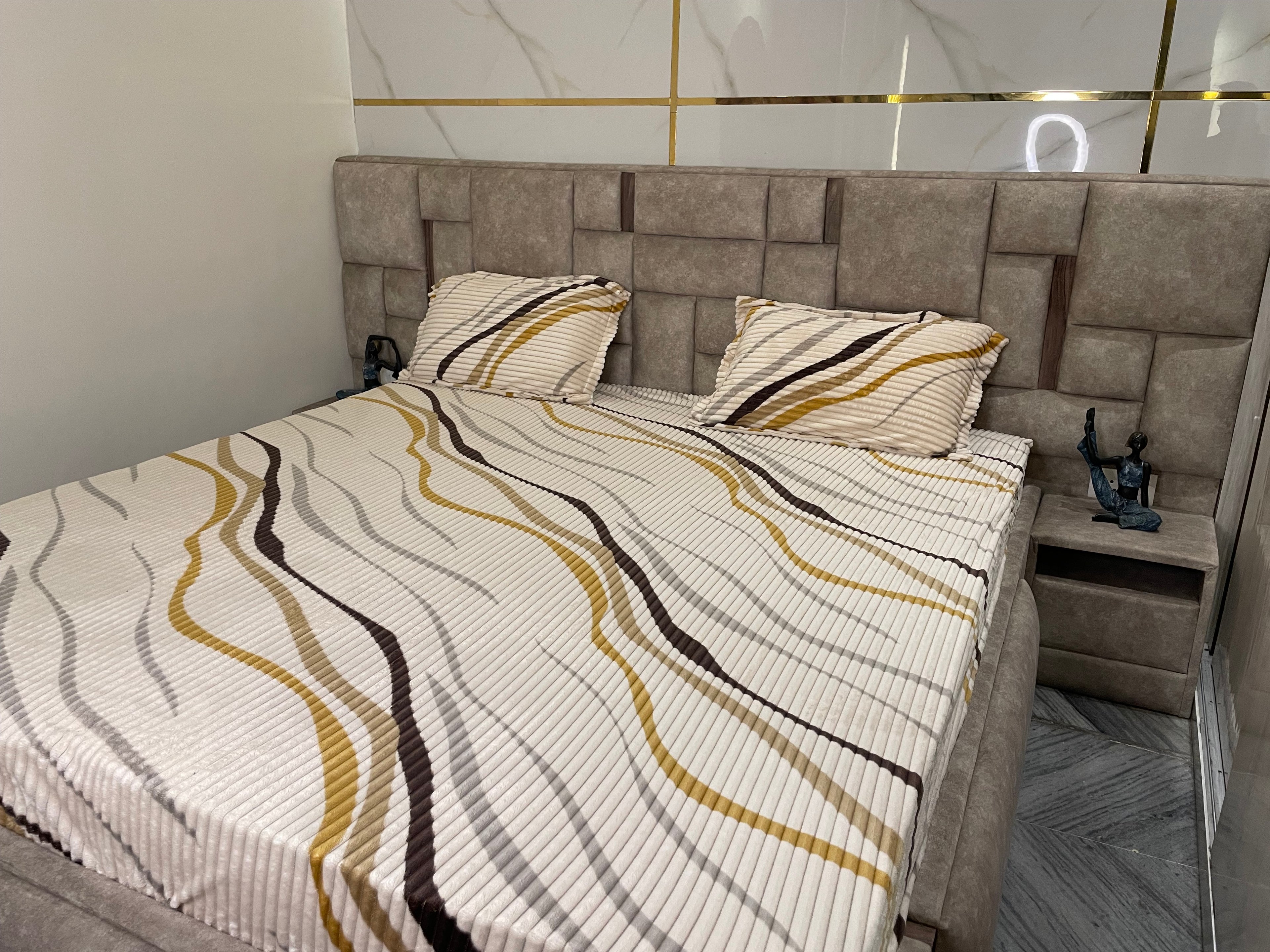 Premium Elastic Fitted Bedsheet with Pillow Covers – Elegant Stripe Design