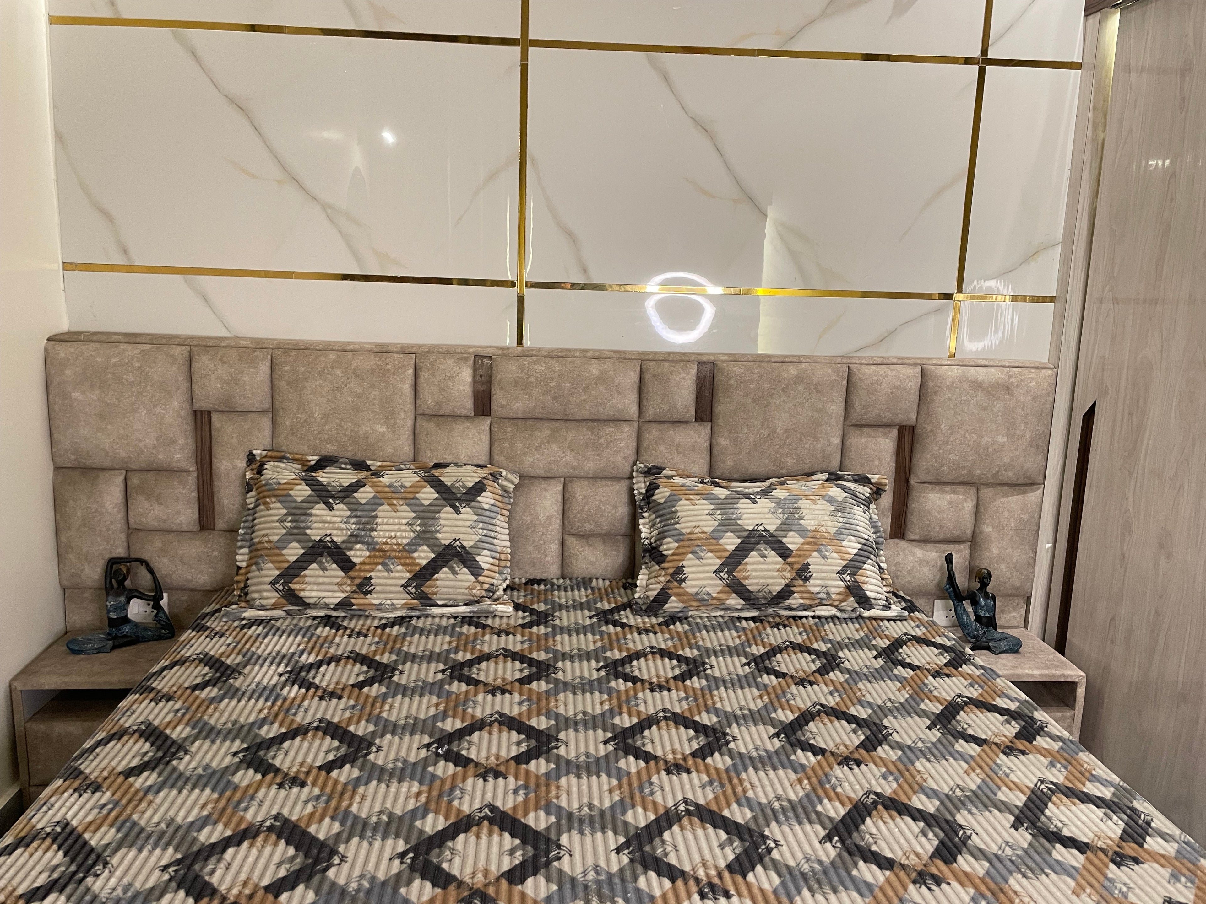 Premium Elastic Fitted Bedsheet with Pillow Covers – Modern Geometric Print