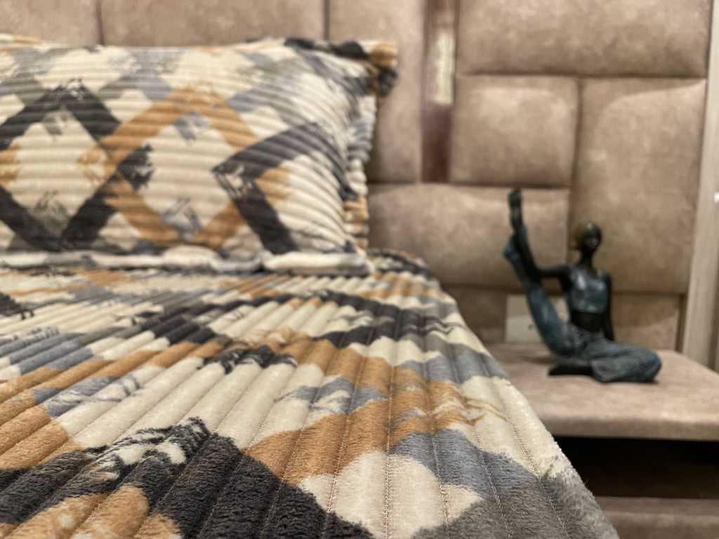 Premium Elastic Fitted Bedsheet with Pillow Covers – Modern Geometric Print