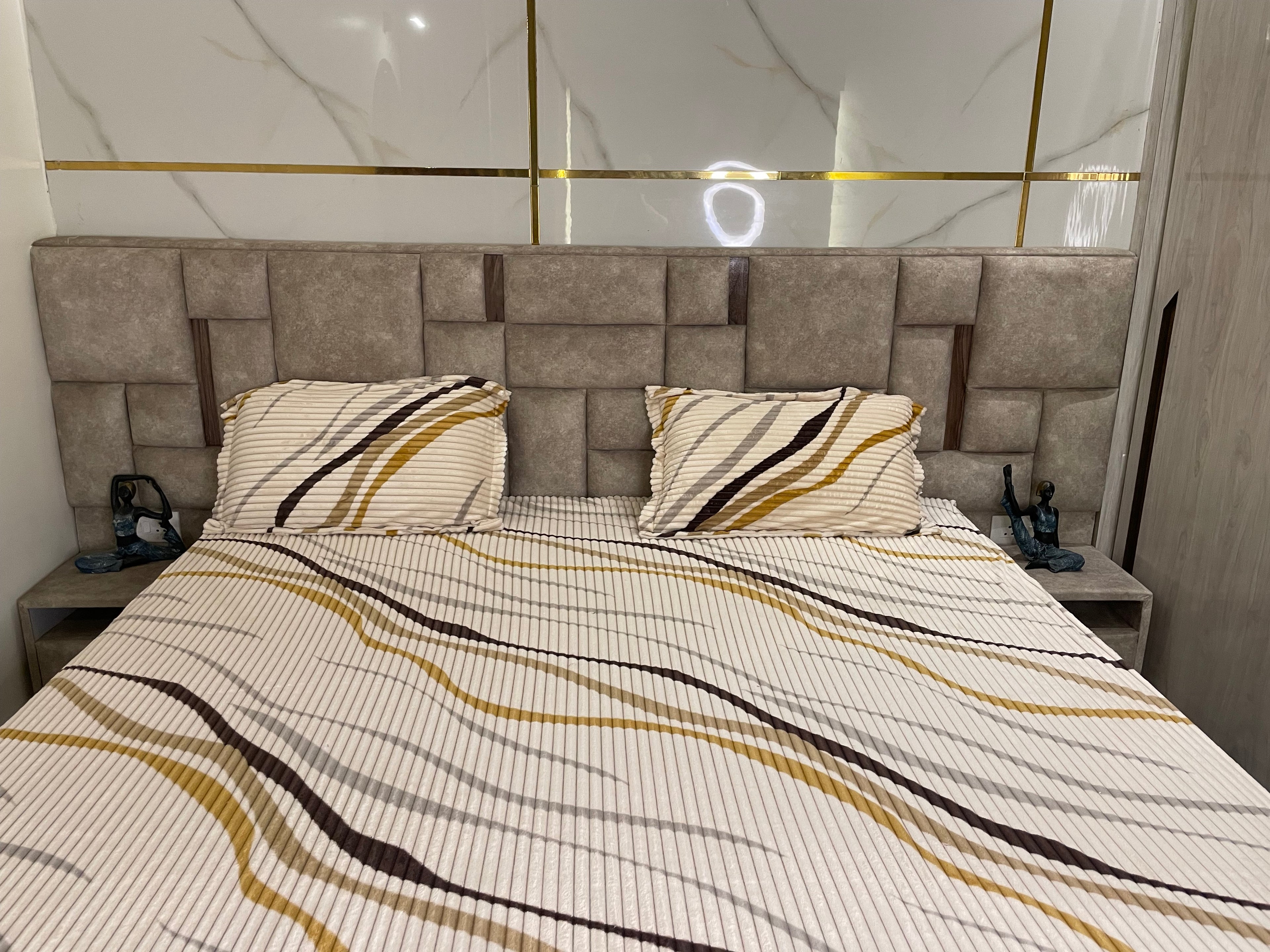 Premium Elastic Fitted Bedsheet with Pillow Covers – Elegant Stripe Design