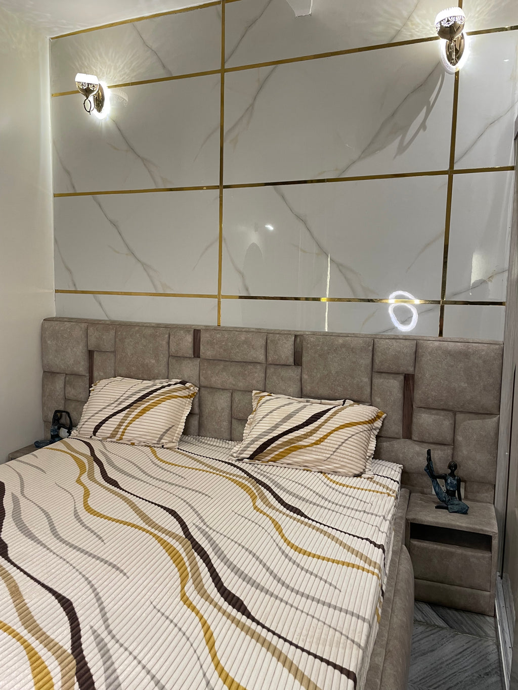 Premium Elastic Fitted Bedsheet with Pillow Covers – Elegant Stripe Design