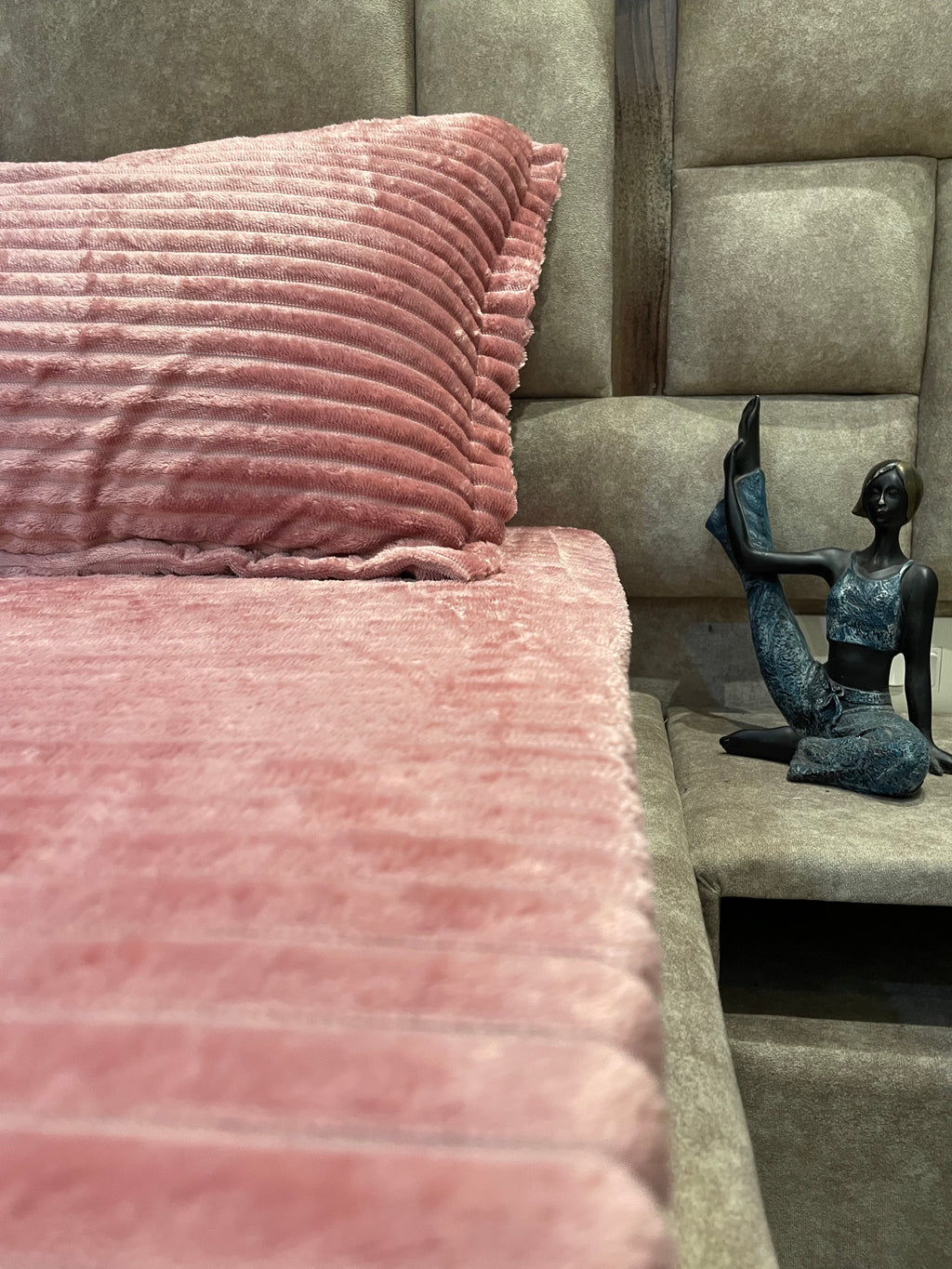 Experience premium elastic-fitted bedsheets by Fabrics by MS. 💚🛏️
