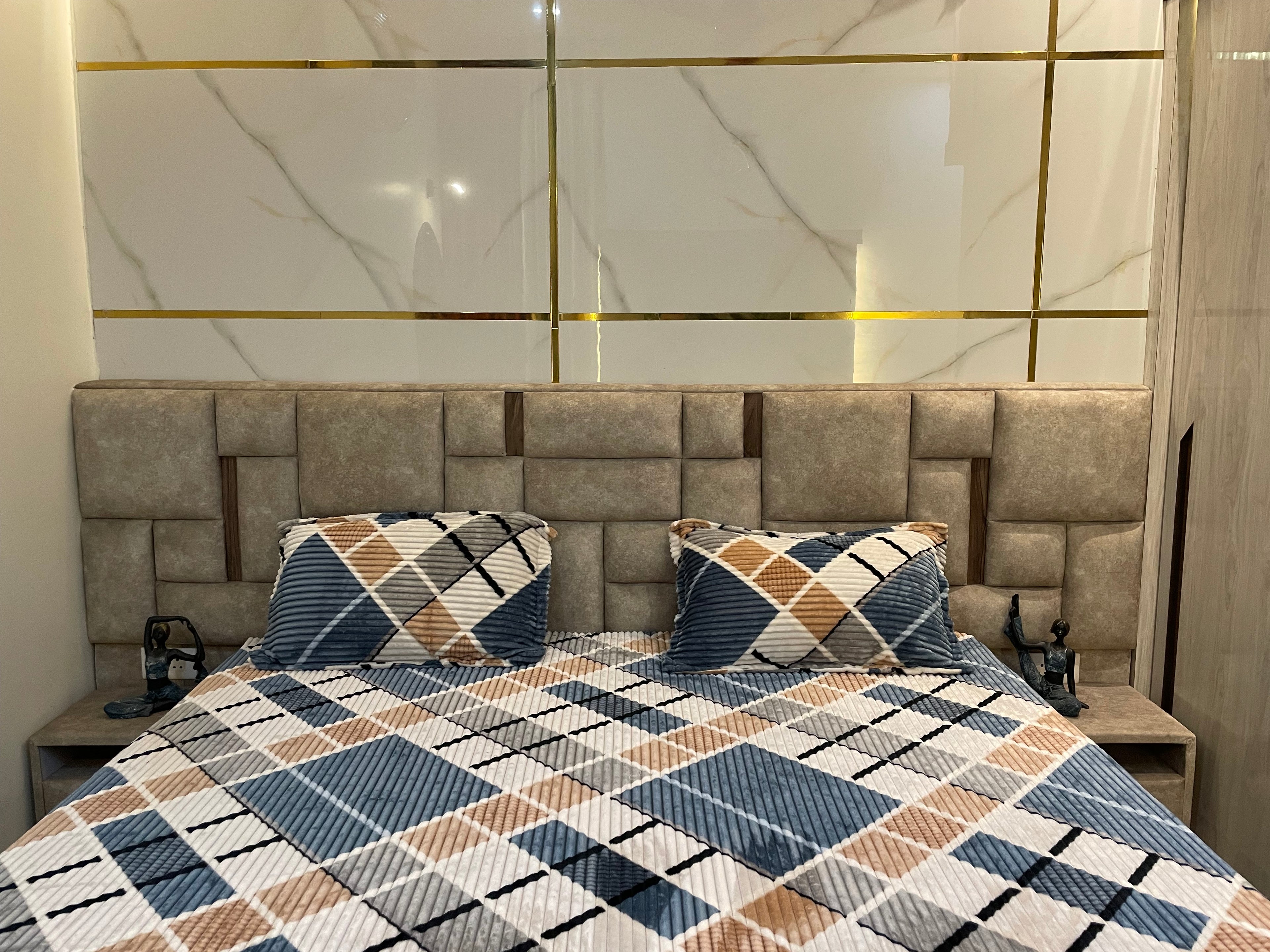 Checkered Velvet Ribbed Fitted Bedsheet Set – Blue, Beige & White | Winter Luxury Collection