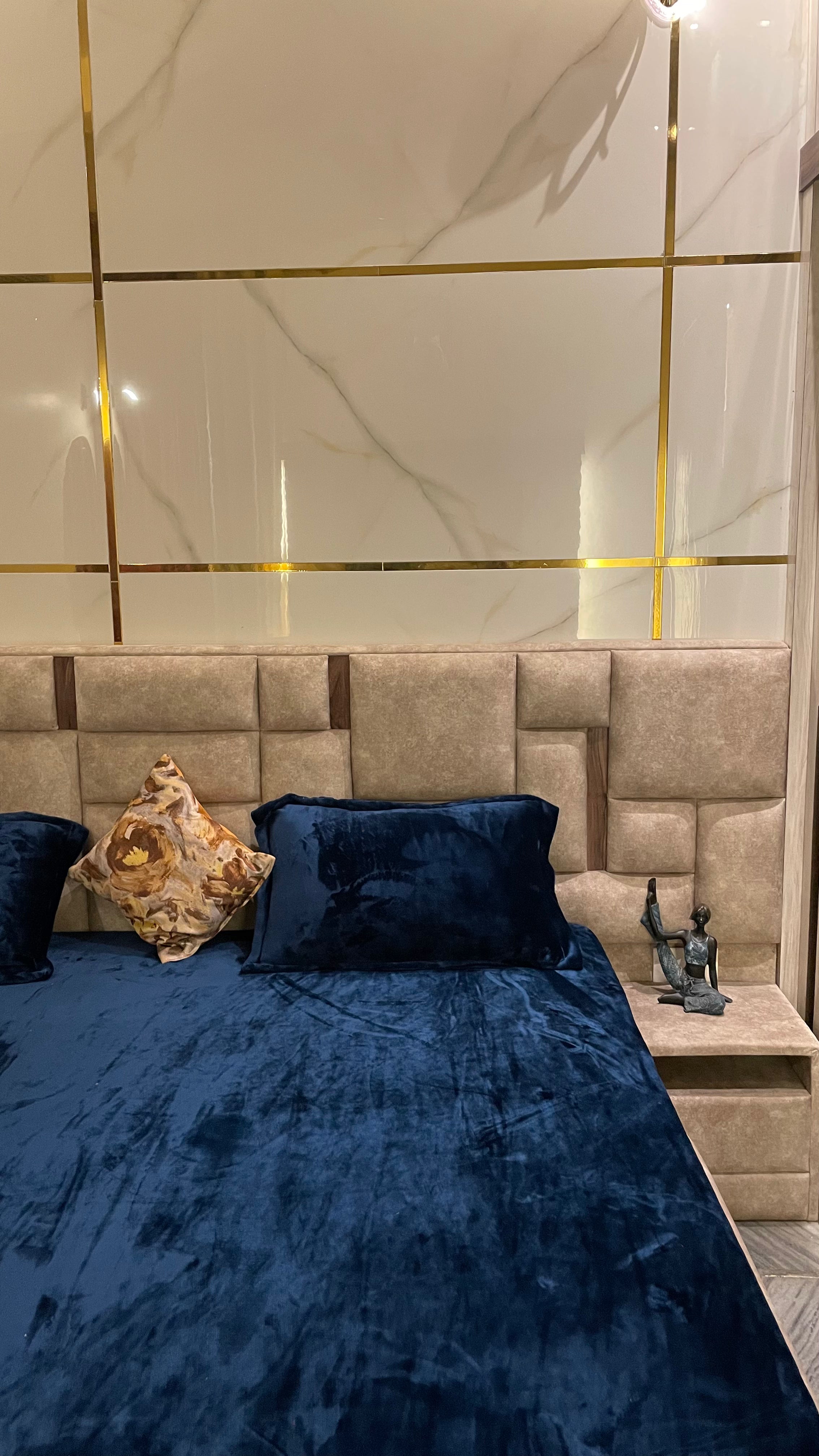 Luxury that feels like home.
Deep navy velvet for plush winter warmth. 💙