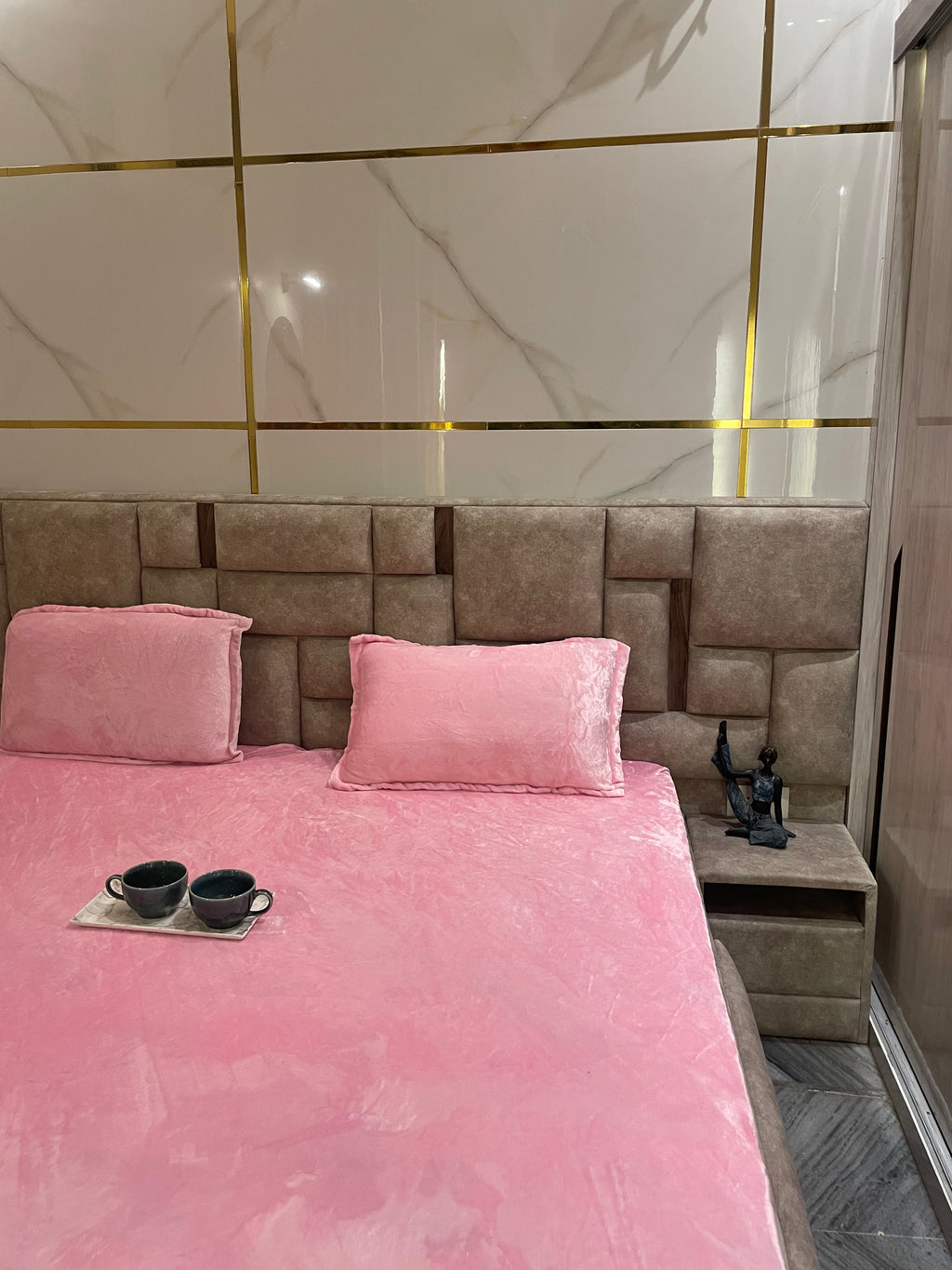 Luxury Pink Plush Fitted Bedsheet with Pillow Covers – Winter Edition