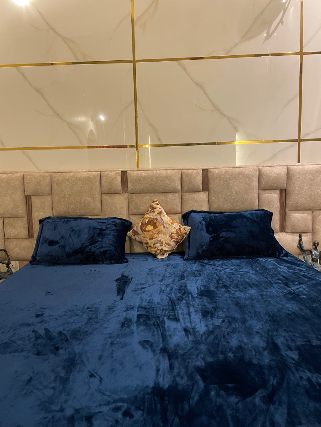 Luxury that feels like home.
Deep navy velvet for plush winter warmth. 💙