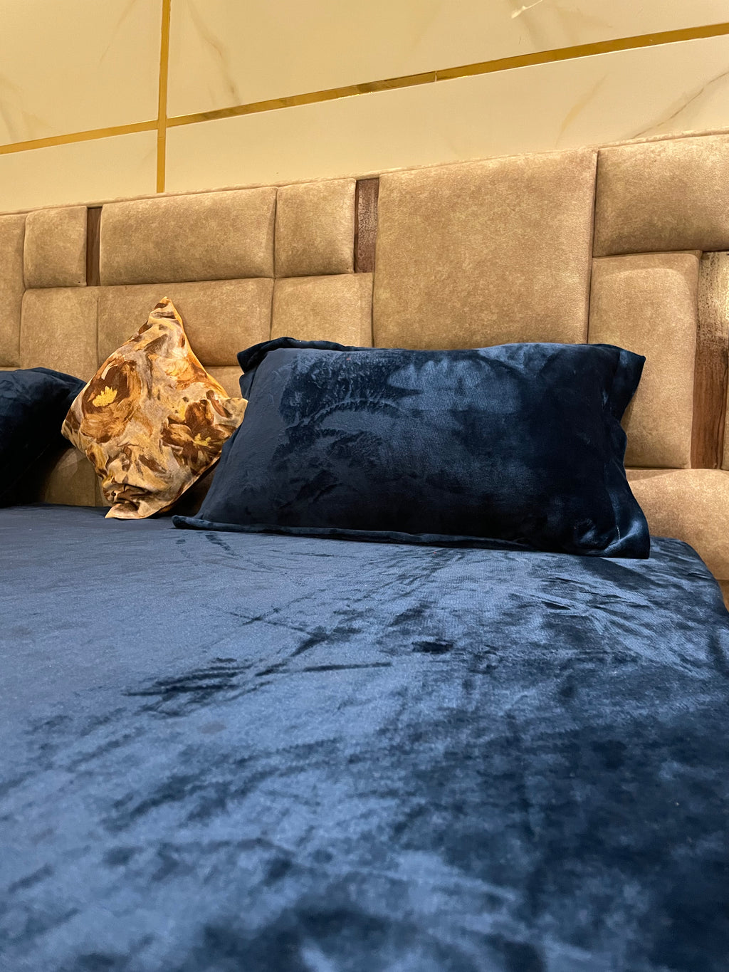 Luxury that feels like home.
Deep navy velvet for plush winter warmth. 💙