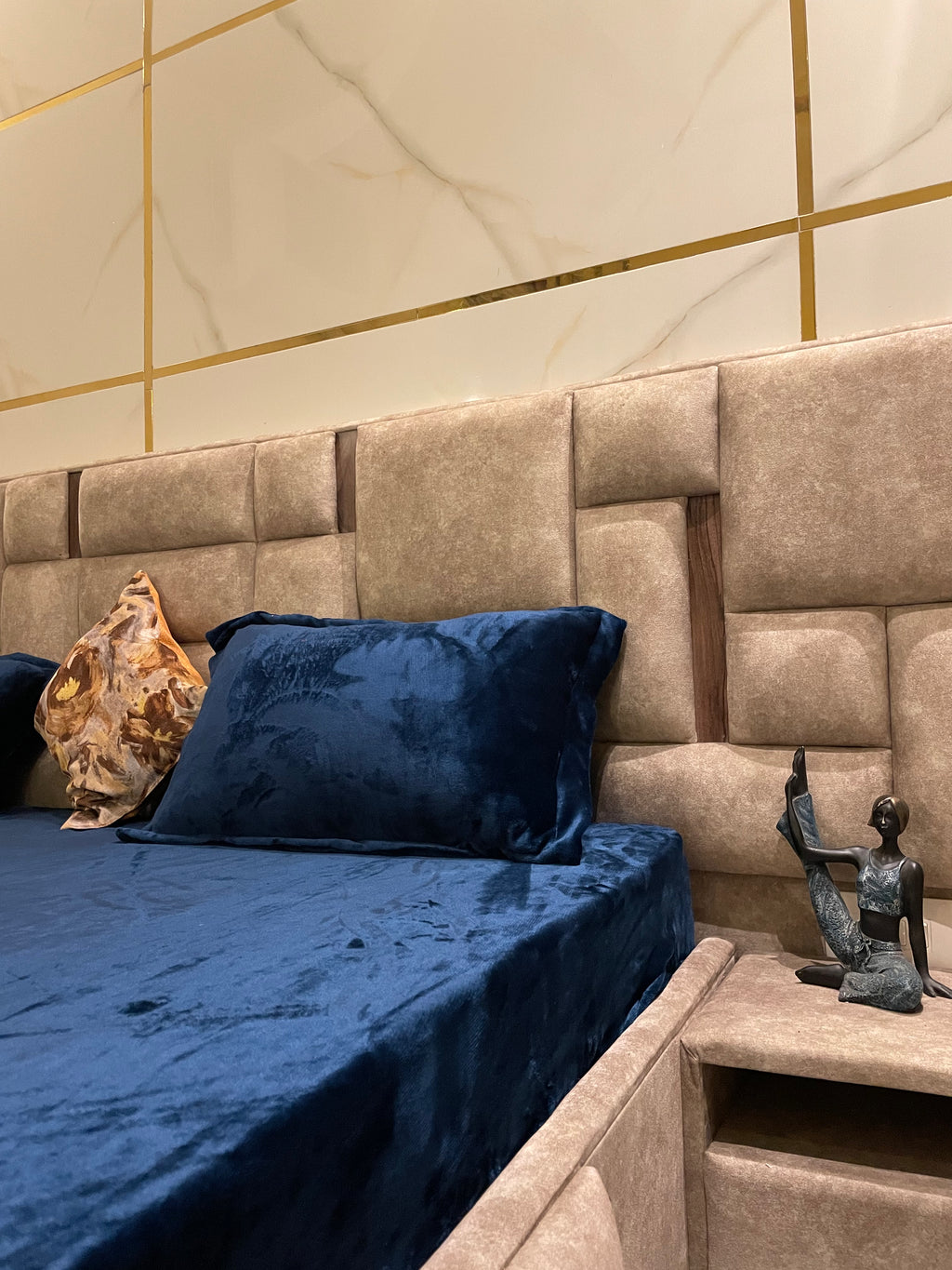 Luxury that feels like home.
Deep navy velvet for plush winter warmth. 💙