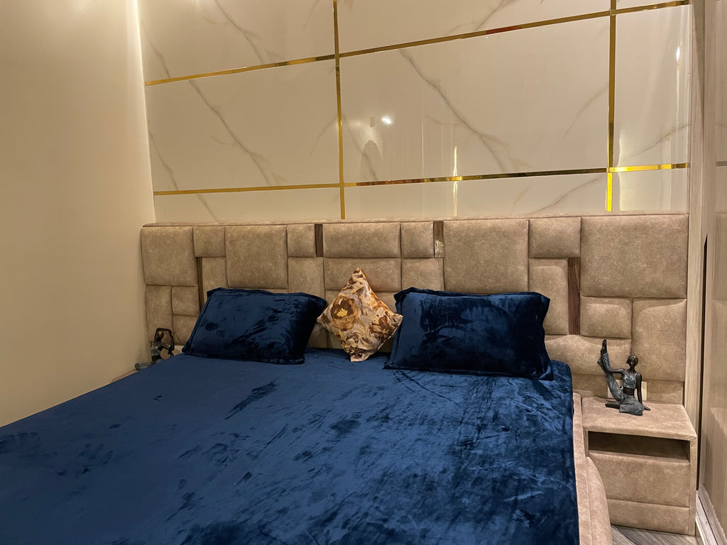 Luxury that feels like home.
Deep navy velvet for plush winter warmth. 💙