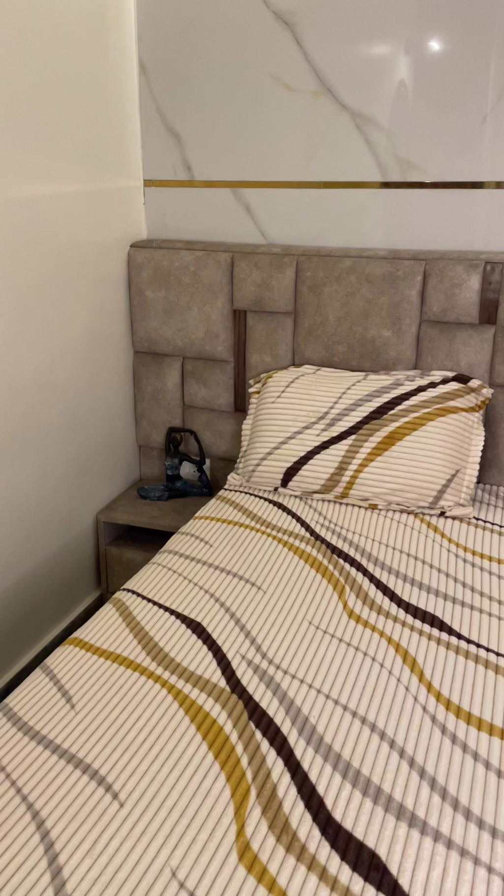 Premium Elastic Fitted Bedsheet with Pillow Covers – Elegant Stripe Design