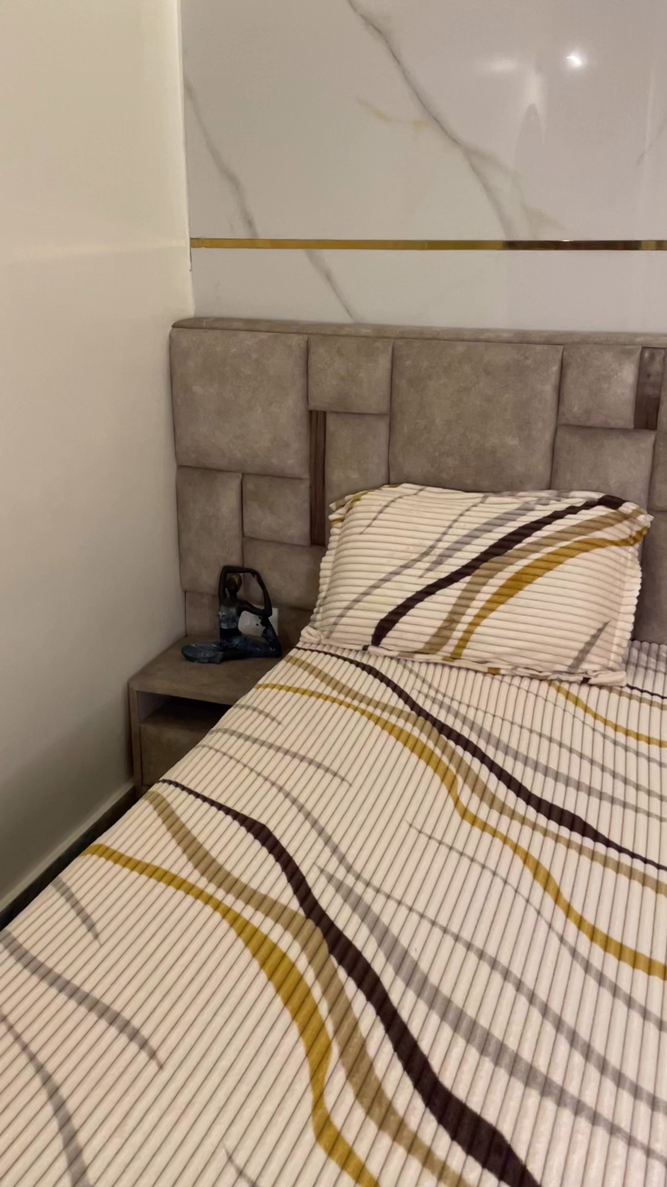 Premium Elastic Fitted Bedsheet with Pillow Covers – Elegant Stripe Design