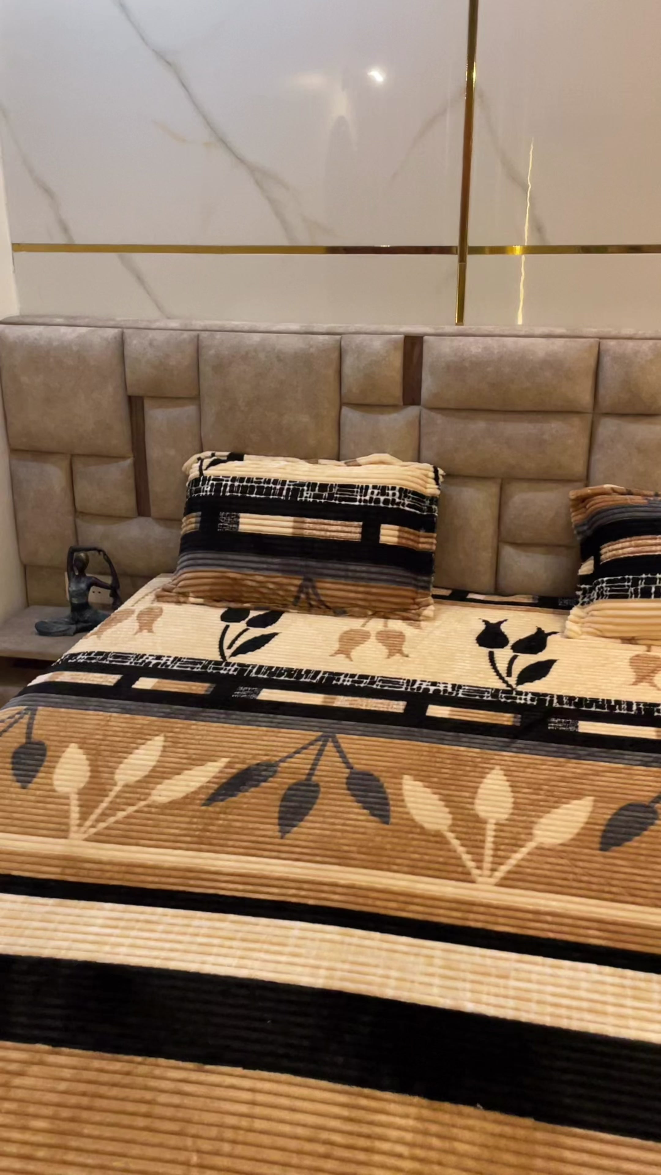 Beige & Black Leaf Print Velvet ribbed Elastic Fitted Bedsheet Set